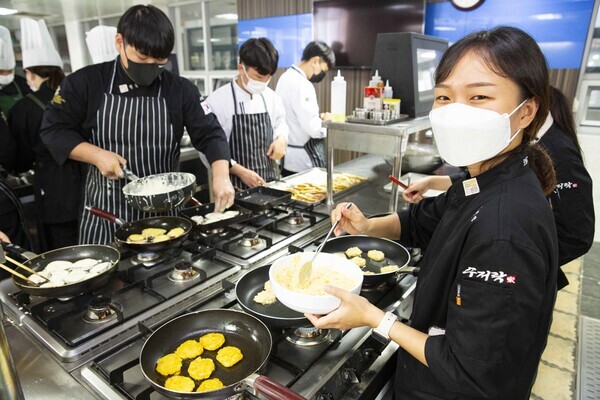 영산대 K-Food조리전공 학생들이 부산 해운대구 노인과 아이들에게 ‘전달할 모둠전’을 만들고 있다. 사진=영산대 제공