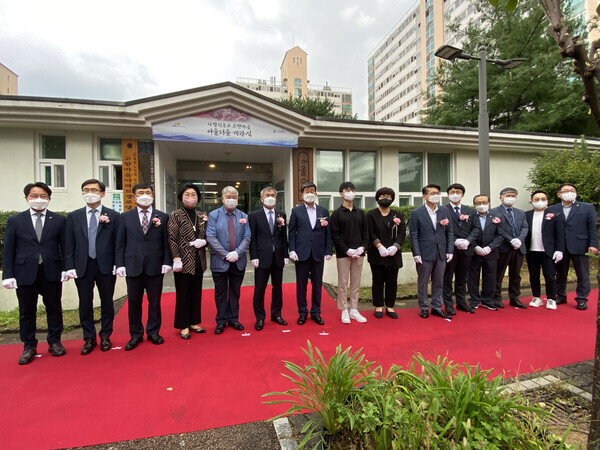 가천대 봉사 소학회 ‘나누다’는 16일 안산시 상록구 고잔동 고향마을복지관 경로당을 ‘어울더울’ 고령자 쉼터로 리모델링하고 16일 개관식을 가졌다.