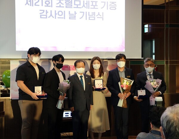 목포대가 ‘2022년 제21회 조혈모세포 기증 감사의 날 행사’에서 기증 우수기관 감사패를 받았다. 왼쪽에서 네번째가 무역학과 4학년 이수민 학생. 사진=목포대 제공