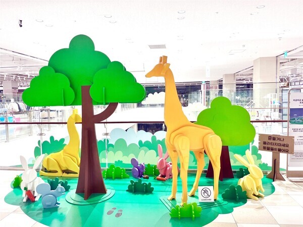 롯데아울렛 남악점 3층의 ‘와글와글 숲속 친구들’ 조형물.