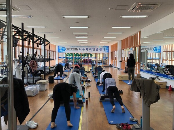 동신대가 지역 직장인들을 위한 야간 대면운동교실을 개설, 운영한다.