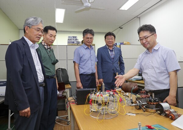 비야디 투자사전팀과 황승국 교수가 ‘양자 발전 시스템’을 검증하고 있다.