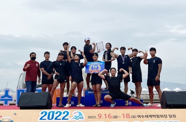 신라대 해양스포츠 동아리 ‘서프마린’팀이 최근 열린 ‘여수 전국 해양레저 스포츠 대회’에서 1위에 올랐다. 사진=신라대 제공