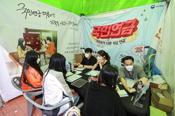 영남대 학생들이 취업한마당 ‘2022 YU Job Fiesta’에 참여해 상담을 받고 있다. 사진=영남대 제공