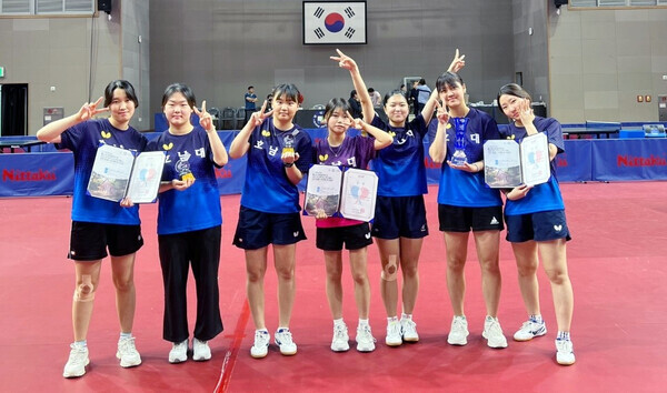 회장배 한국대학탁구 최강전에서 단체전 우승을 차지한 호남대 여자탁구부 선수들이 시상이 끝난 뒤 환호하고 있다. 사진=호남대 제공