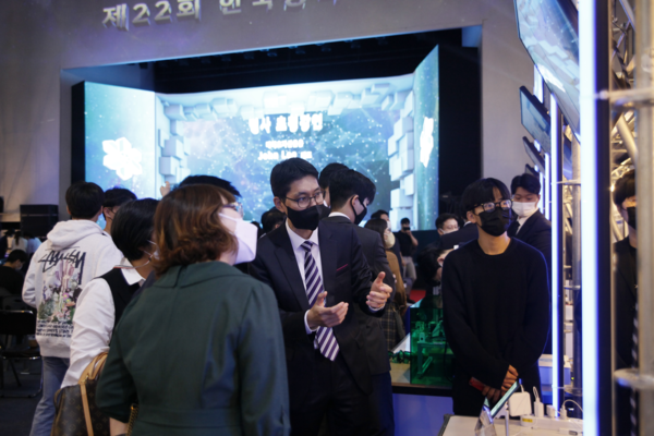 학부모 초청의날 행사에 참여한 학부모가 에너지전기공학과 이경수 학과장으로부터 학생 졸업작품에 대해 설명을 듣고 있다.