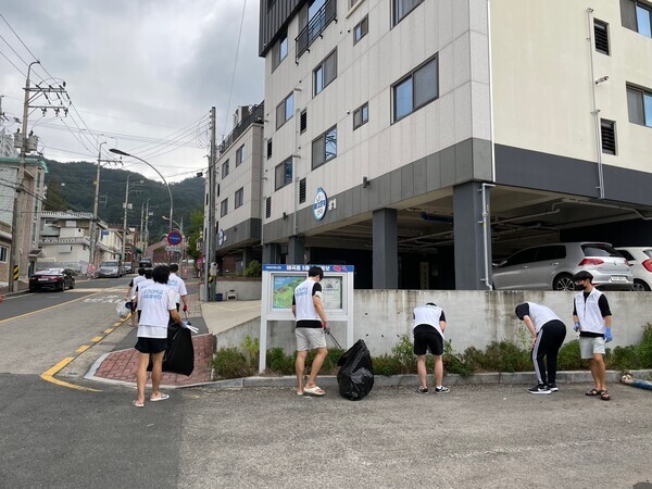 순천대 사회봉사단이 2022년에도 ‘쓰줍 계속합니다’로 지역사회 플로깅 문화 정착에 앞장서고 있다. 사진=순천대 제공