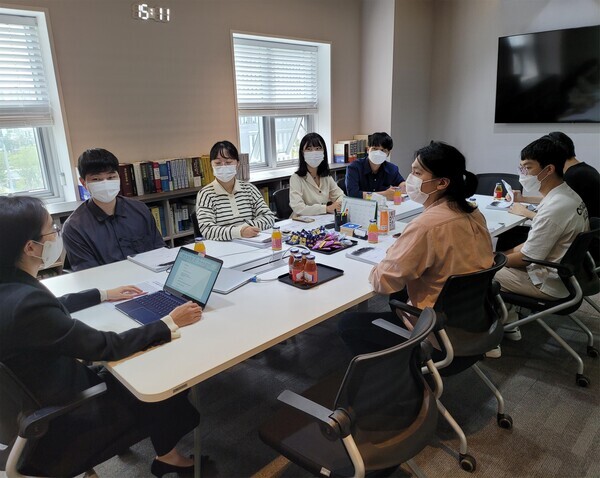 전북대 공공인재학부 학생들이 로펌 체험프로그램에서 법조 실무 특강을 경청하고 있다. 사진=전북대 제공