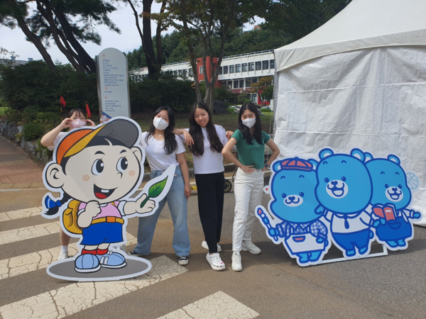 강원대 삼척캠퍼스 학생들이 대동제 곰두리&삼척동자 포토존에서 포즈를 취하고 있다. 사진=강원대 제공