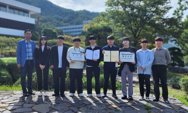 2022년 충청북도 공공데이터 활용 창업경진대회에서 최우수상과 우수상을 수상한 학생들과 전공 교수들이 기념 촬영을 하고 있다.