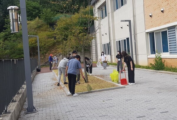 배재대 보건의료복지학과 학생들이 지난 22일 MT 중 대전 중구 뿌리공원 주변에서 쓰레기 줍기 등 봉사활동을 하고 있다. 사진=배재대 제공