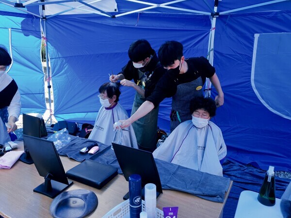 원광보건대 학생들이 어르신들을 대상으로 