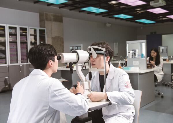 대구보건대 안경광학과 학생들의 실습 모습. 사진=대구보건대 제공