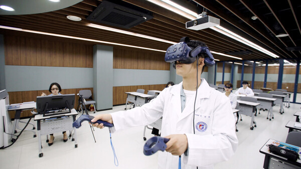 원광보건대 XR스페이스 실습실에서 학생들이 실습을 하고 있다. 사진=원광보건대 제공