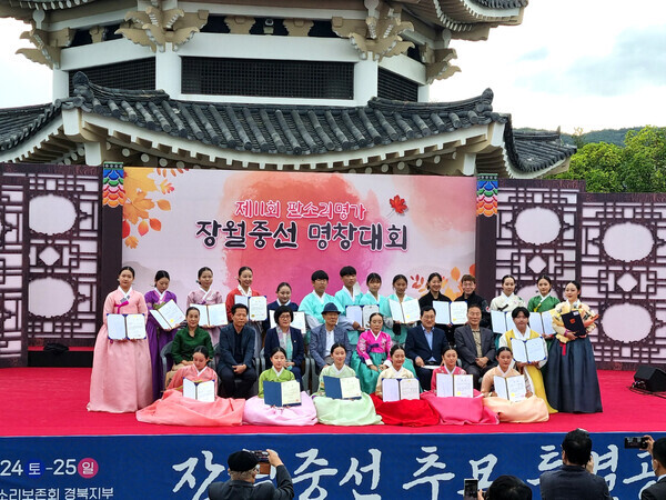 서울예대 한국음악단이 제11회 판소리명가 장월중선 명창대회에서 일반부 타악부문 대상을 수상하고 상장을 펼쳐보이고 있다. 사진=서울예대 제공