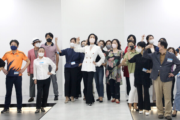 김동수 동덕여대 교수가 영남이공대 시니어모델 양성과정 교육에서 수강생들에게 모델 포즈를 보여주고 있다. 사진=영남이공대 제공