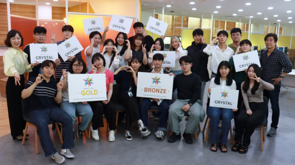 동서대 학생들이 2022년 부산국제광고제에서 금상과 동상, 9개의 Winner를 수상한 뒤 기념촬영하고 있다. 사진=동서대 제공