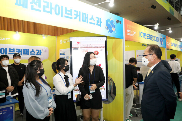 영남이공대 패션라이브커머스과 학생들이 이재용 총장에게 종합설계 작품에 대해 설명하고 있다. 사진=영남이공대 제공