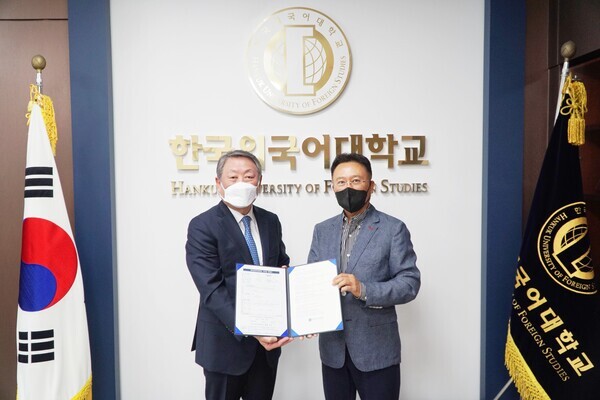 강일갑(오른쪽) Gloris, INC. 회장이 박정운 한국외대 총장과 발전기금 기탁식에서 기부금 약정서를 펼쳐보이고 있다. 사진=한국외대 제공