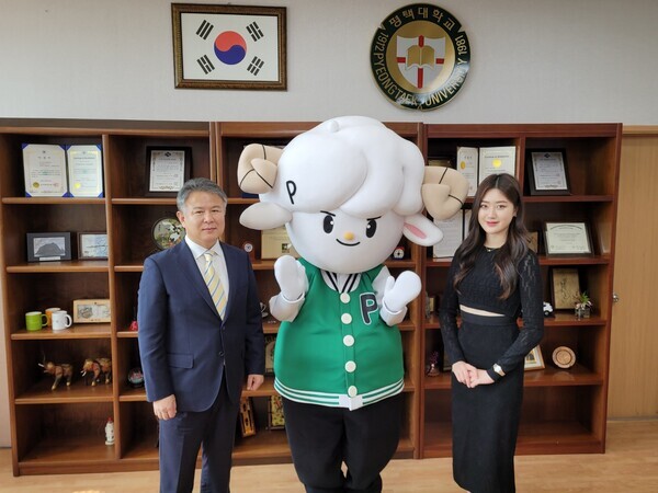 평택대는 주제니 학생과 새로운 마스코트 ‘피투(P-TU)’를 대학 홍보대사로 위촉했다.