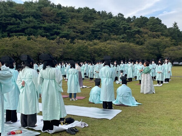 경북전문대 간호학과가 마련한 현암인성함양 프로그램에서 학생들이 선비문화를 체험하고 있다. 사진=경북전문대 제공