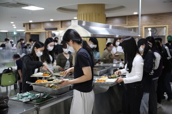 건양대 학생들이 대학측이 마련한 점심식단을 1000원에 제공하는 그린푸드데이에서 식판에 음식을 담고 있다. 사진=건양대 제공