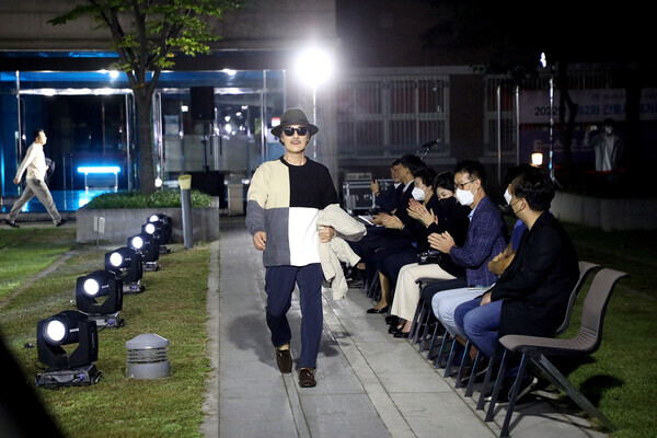 영남이공대의 '세대공감 패션 페스타'에서 시니어모델이 워킹을 선보이고 있다. 사진=영남이공대 제공