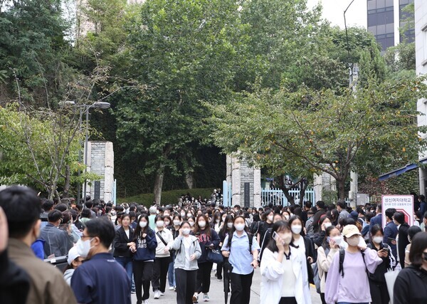 지난 2일 오후 성신여자대학교 돈암수정캠퍼스에서 2023학년도 수시 논술고사를 마친 수험생들이 시험장을 나서고 있다.