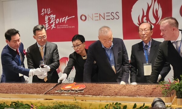 서울예대 창학60주년 행사에서 (왼쪽부터)박상원 동문회장, 임상혁 동랑예술원 이사장, (한사람 건너)유덕형 명예이사장, 이기흥 전 이사장, 유태균 총장이 케이크 컷팅을 하고 있다. 