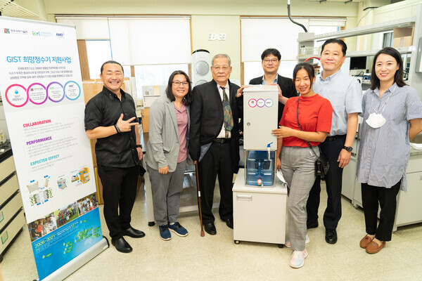 지난달 30일 GIST(광주과학기술원)에서 만든 ‘희망정수기’기증식에 참석한 미얀마 난민위원회 소 로버트 대표의장 등 방문단이 국제환경연구소를 방문해 ‘희망정수기’ 앞에서 기념촬영을 하고 있다. 사진=GIST 제공