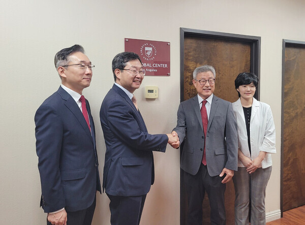 장재수 고려대기술지주회사 대표이사, 정진택 고려대 총장, 박중근 교우, 손호정 스마투스코리아 대표(왼쪽부터)가 Global KU Center 현판 제막식 후 기념 촬영을 했다.