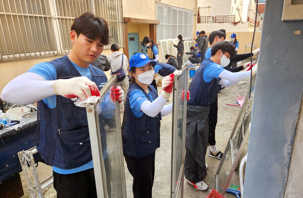 부경대 PKNU 사회공헌봉사단원들이 지난 1일 대학 인근 부산 남구 지역 소외계층을 찾아 주거환경 개선 봉사활동을 하고 있다. 사진=부경대 제공