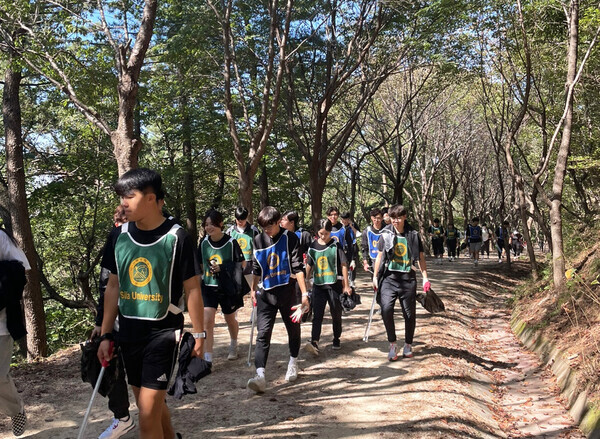 신라대 체육학부 학생들이 지난달 29일 부산 백양산 갈맷길을 따라 ‘줍깅’ 캠페인을 벌이고 있다. 사진=신라대 제공