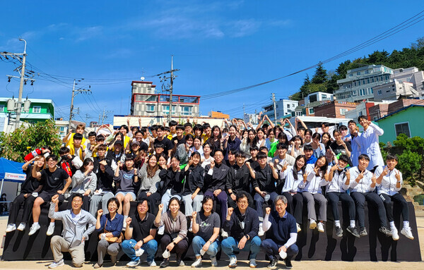 동의대 학생들이 지난 1일 부산 좌천초등학교와 좌천 생활문화센터 일원에서 ‘2022년 좌천동, 건강백세 어울림 한마당’ 행사를 한 뒤 기념촬영하고 있다. 사진=동의대 제공