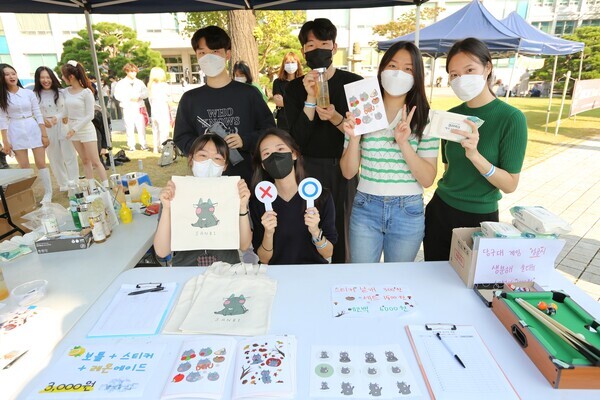 동국대 친환경 동아리 ‘The 라온하제’ 회원들이 제로웨이스트를 위한 캠페인을 하고 있다. 사진=동국대 제공