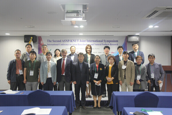 한국교통대 LINC 3.0사업단이 마련한 제2회 바이오산업 글로벌 공유·협업체계 구축 국제심포지엄에서 참석자들이 기념촬영을 하고 있다. 사진=한국교통대 제공