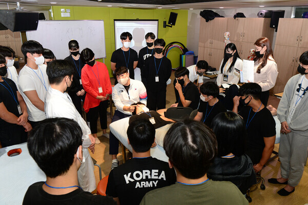 대구보건대 스포츠재활학과가 ‘마스터 트레이너와 함께하는 스포츠재활 세미나’를 열고 있다. 사진=대구보건대 제공