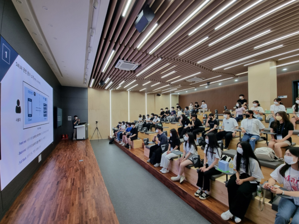 한국외대 AI교육원의 ‘SW&AI체험교육’ 모습. 사진=한국외대 제공