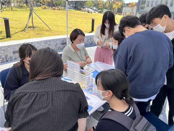 안동대가 지난달 30일 교내 중앙광장 일대에서 장애인식개선 캠페인을 벌이고 있다. 사진=안동대 제공