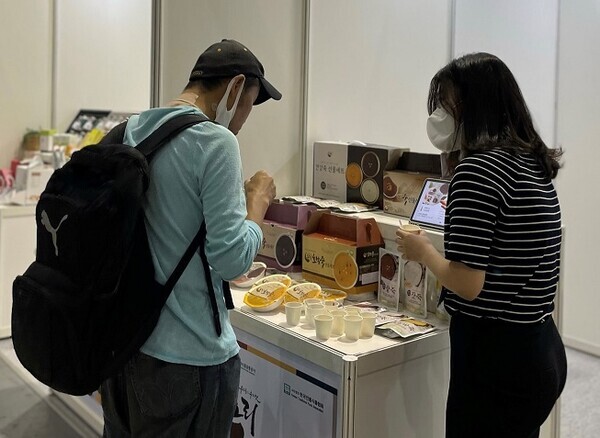 토리식품을 담당한 단국대 GTEP 단원 김수현(오른쪽) 씨가 바이어에게 상품을 소개하고 있다. 사진=단국대 제공