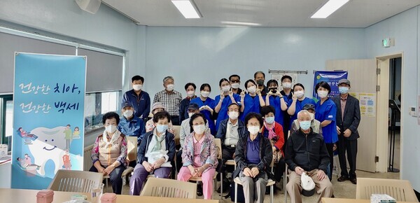 호원대 치위생학과 교수와 학생들이 어르신들을 대상으로 치위생 관리를 통한 구강건강 증진 봉사활동을 한다. 사진=호원대 제공