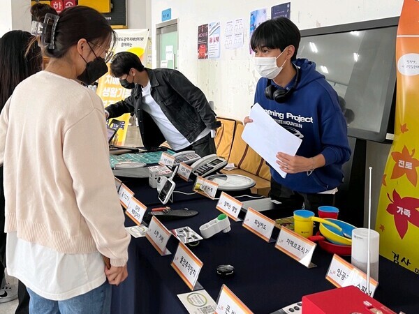 극동대 학생들이 치매노인을 위한 생활기능 보조장비 체험을 하고 있다. 사진=극동대 제공