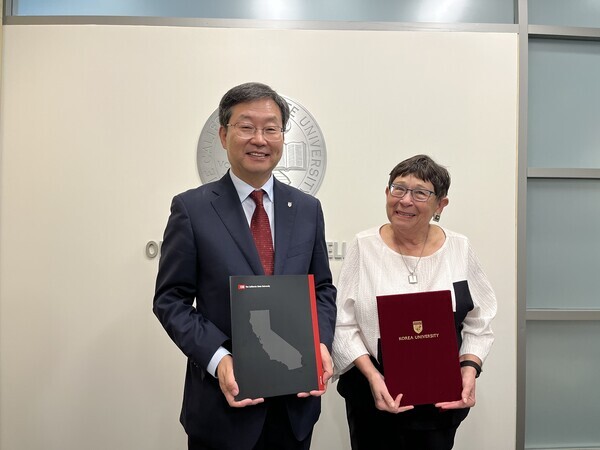 정진택 고려대 총장(왼쪽)과 졸린 코스터(Jolene Koester) 캘리포니아 주립대학교 시스템(CSU) 총장이 학생교류 협정 체결 후 사진 촬영을 하고 있다