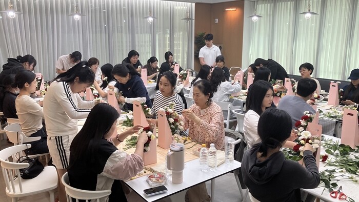 광주여대 도서관 “꽃 캐리어로 감사의...